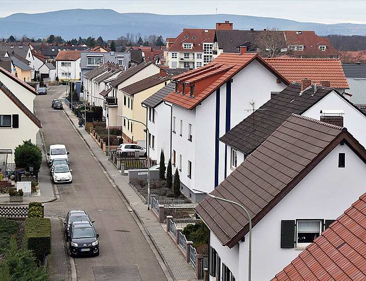 In Maxdorf, 25 lanterns in the Musikerviertel were equipped with the new LED technology. The luminaires were produced with the electronic circuitry – developed by KIT – from GRATZ Luminance. (Picture: Pfalzwerke Netz AG)