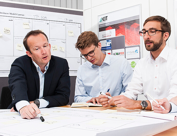 Gründerteams des KIT zu beraten und auf dem Weg zum Unternehmen zu begleiten, ist der Arbeitsalltag von Dr. Rolf Blattner. (Bild: Irina Westermann / KIT)