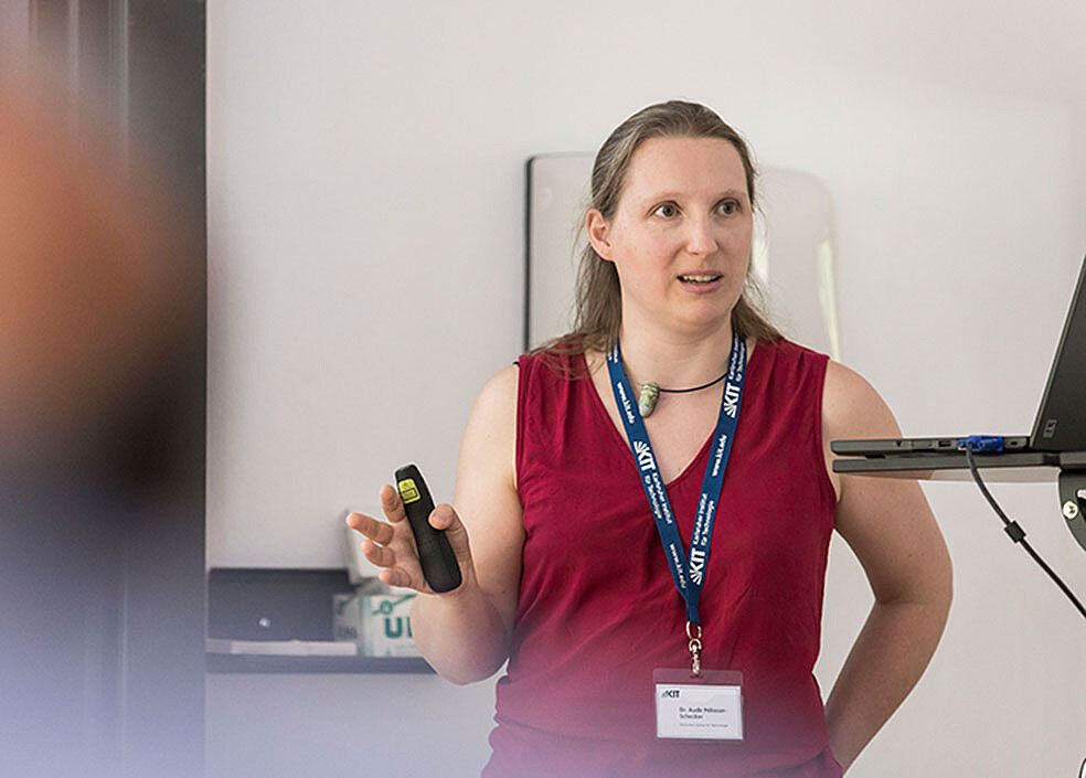 Dr. Aude Pélisson-Schecker als Referentin beim Innovationstag 2018 im Vortrag „Erfolgsfaktor für Förderanträge? Ein überzeugender Verwertungsplan!“. (Bild: Patrick Langer / KIT)