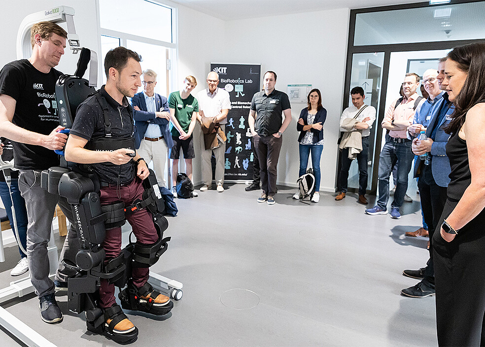 Prof. Dr. Dipl.-Ing. Katja Mombaur erklärte die Funktionsweise eines Exoskeletts während der Führung durch das Institut für Anthropomatik und Robotik (IAR). (Foto: KIT)