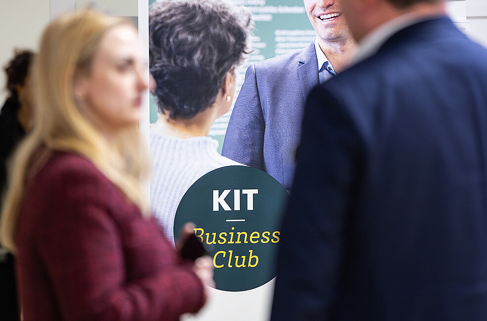Der Austausch stand im Mittelpunkt: Gespräch zwischen Gästen auf dem Kaminabend des KIT Business Clubs. (Foto: KIT)