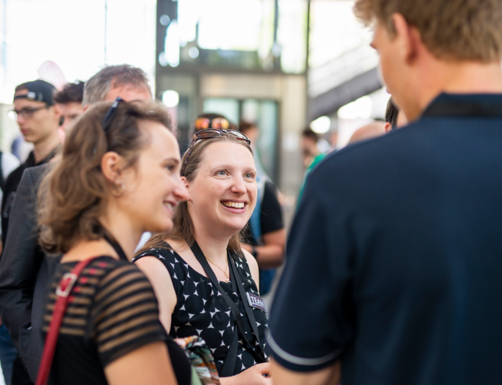 Auf dem Innovationstag: Dr. Aude Pélisson-Schecker (Mitte) im Austausch mit einigen Teilnehmern. Netzwerken gehört zum A und O im Innovationsmanagement. (Bild: Robert Fuge / KIT)