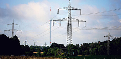 Die Entwicklung eines flächendeckenden meteorologischen Sensornetzwerks an Überlandleitungen trägt dazu bei, die lokalen Witterungsbedingungen besser zu kennen und somit die Leitungen effizienter auslasten zu können. (Bild: Thomas G. / pixabay)