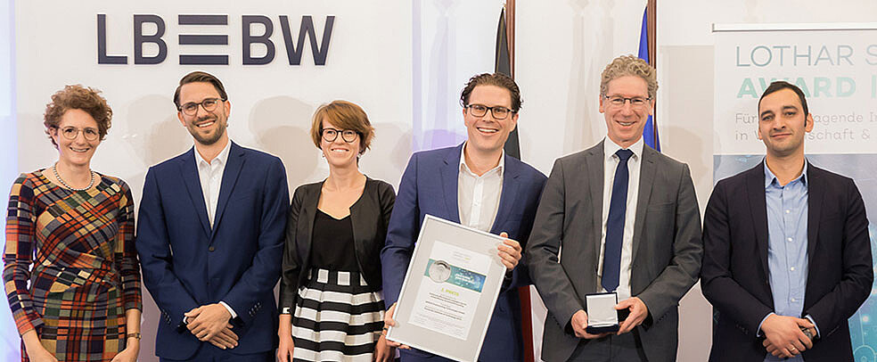 Dr. Daniela Späth-Zöllner, member of the jury and daughter of Lothar Späth, is pleased as laudator with the second place winners. From left to right: Dr. Daniela Späth-Zöllner, Julian Odenthal (Head of Business Development ARCUS Greencycling Technologies GmbH), Paulina Dyczewska (Process Engineer, ARCUS Greencycling Technologies GmbH), Daniel Odenthal (Founder ARCUS Greencycling Technologies GmbH), Prof. Dr.-Ing. Dieter Stapf (KIT), Dr. Ing. Marco Tomasi Morgano (Chief Technology Officer ARCUS Greencycling Technologies GmbH). (Image: Klaus Hepp)