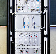 Der neue Hybridumrichter kommt im Power-Hardware-in-the-Loop-Prüfstand (PHiL) zum Einsatz. Elektrische Netze und Maschinen sowie darin auftretende Fehlerfälle können hiermit nachgebildet werden.