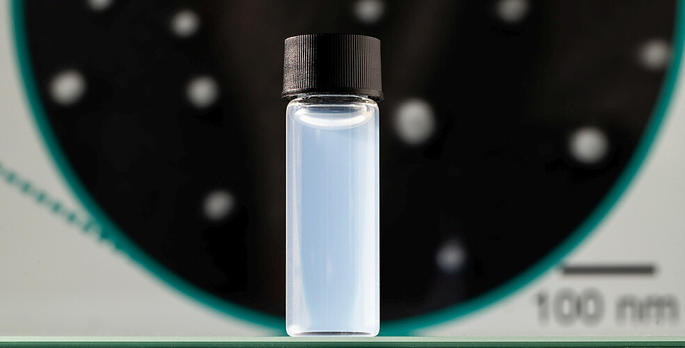 Suspension mit Wirkstoffnanopartikeln in Wasser: Die enthaltenen Nanopartikel, die als Trübung im Wasser erkennbar sind, enthalten Chemotherapeutika in hoher Konzentration für die gezielte Freisetzung im Tumorgewebe. (Bild: Markus Breig / KIT)