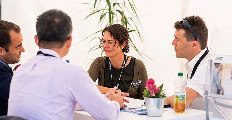 Am KIT agiert der BusinessClub als zentraler Ansprechpartner für Informationen und Kontakte in das gesamte KIT. Markus Bauer und sein Team nehmen dabei eine Mittlerrolle zwischen KIT und Industrie ein. (Bild: KIT)