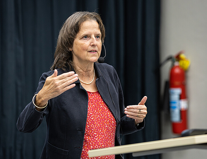 Prof. Dr. Kora Kristof during her welcome speech at the KIT Business Club's fireside evening. (Photo: KIT)