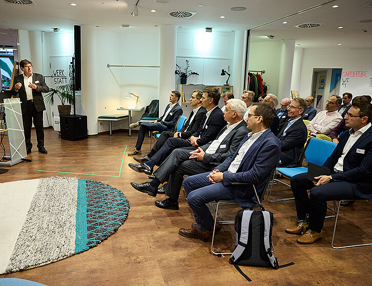 Prof. Thomas Hirth welcomed almost 30 guests and members of the KIT Business Club to an evening of dialogue about the semiconductor industry in the TRIANGEL Open Space. (Photo: KIT)