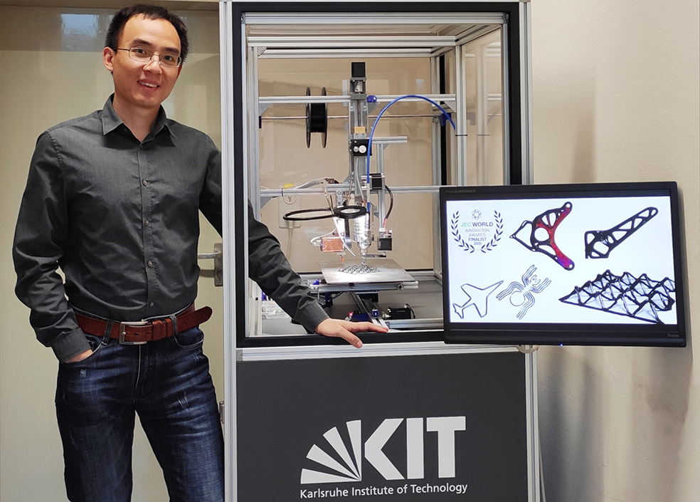 Dr. Nanya Li mit dem SERPENS-Prototyp, welcher eine zehnmal höhere Fertigungsgeschwindigkeit hat, als herkömmliche 3D-Drucker (Bild: Dr. Nanya Li / KIT).