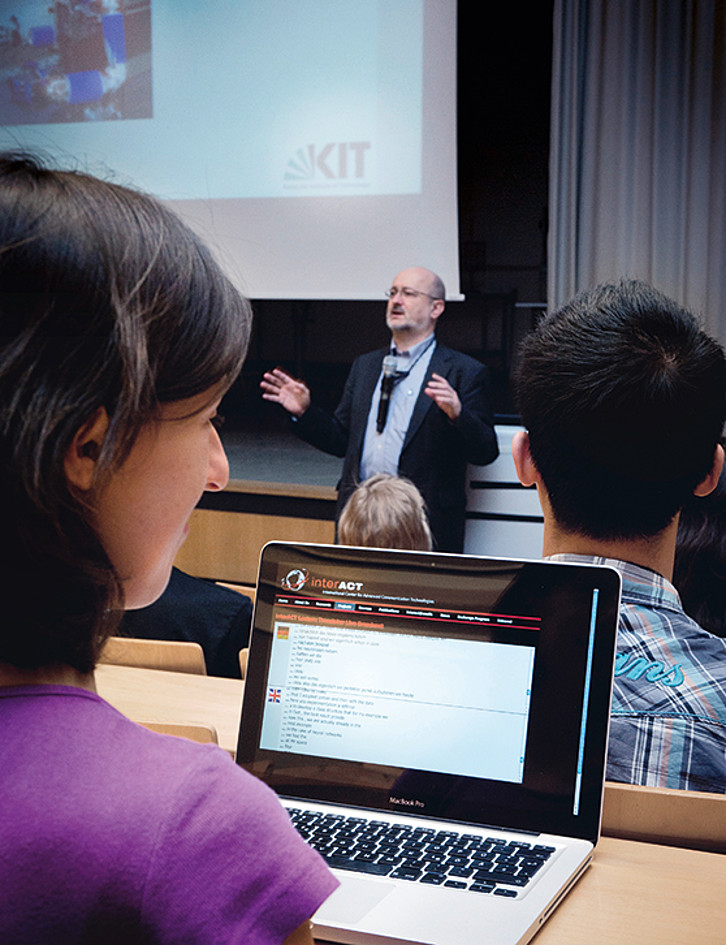 Mit dem 2013 eingeführten KIT Lecture Translator entwickelten Forschende des KIT eine Software, die internationalen und hörbeeinträchtigten Studierenden durch simultane Übersetzung und Verschriftlichung bessere Teilhabe an Vorlesungen ermöglicht. (Bild: KIT)