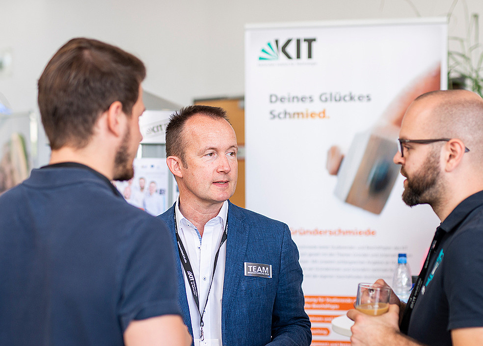 At events such as the NEULAND Innovation Day, Dr. Rolf Blattner informs about the offers for start-up support at KIT. The KIT Gründerschmiede supports from the idea to its success story. (Image: Robert Fuge / KIT)