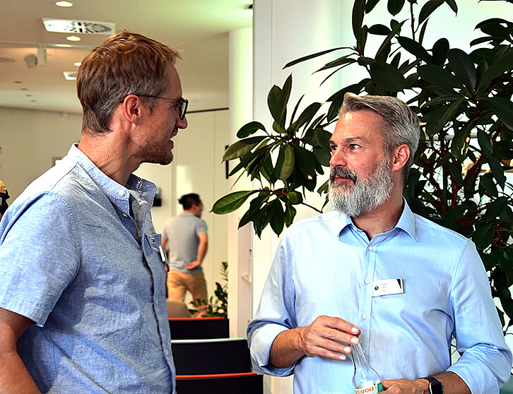 Prof. David Hunger (KIT) and David Faller (IBM) discuss future applications and infrastructures of quantum-based communication. (Image: KIT)