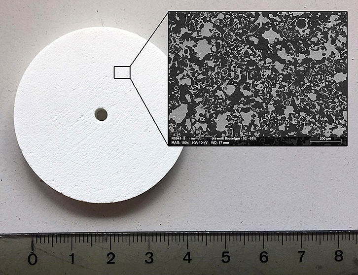 The KIT ceramics used are particularly porous. The disks have numerous cavities in different sizes while at the same time being very robust. On the one hand, this extends the measuring range and, on the other hand, raises the measuring accuracy. (Image: Institute of Mechanical Process Engineering and Mechanics / KIT)