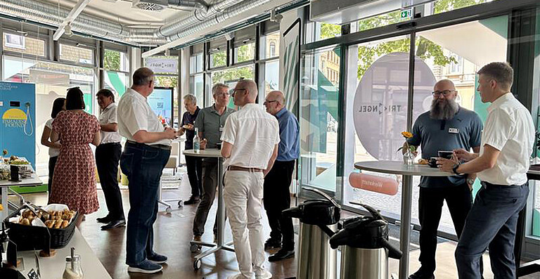 Guests from science and industry in conversation during the get-together at the "Update Quantum Technology" at the Industry Day of the Knowledge Week NEULAND (Image: KIT)