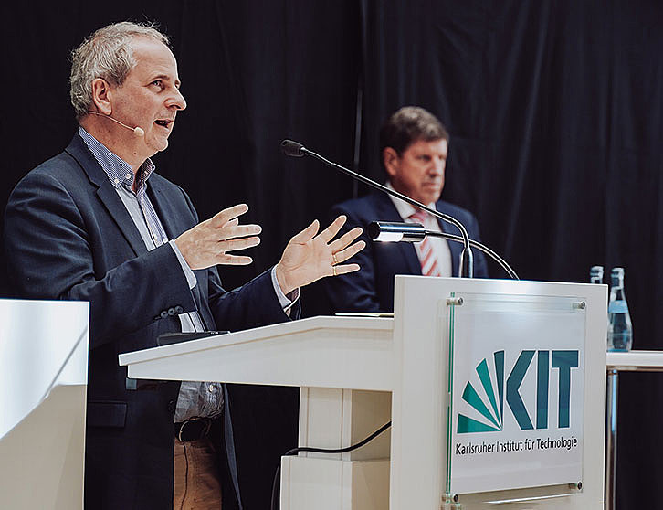 Das KTUR-Projekt wurde von 2019 bis 2022 vom KIT koordiniert. Mit Blick in die Zukunft übergibt Prof. Dr. Hirth den Staffelstab an Prof. Dr. de Mathelin von der Universität Straßburg. (Bild: KIT)
