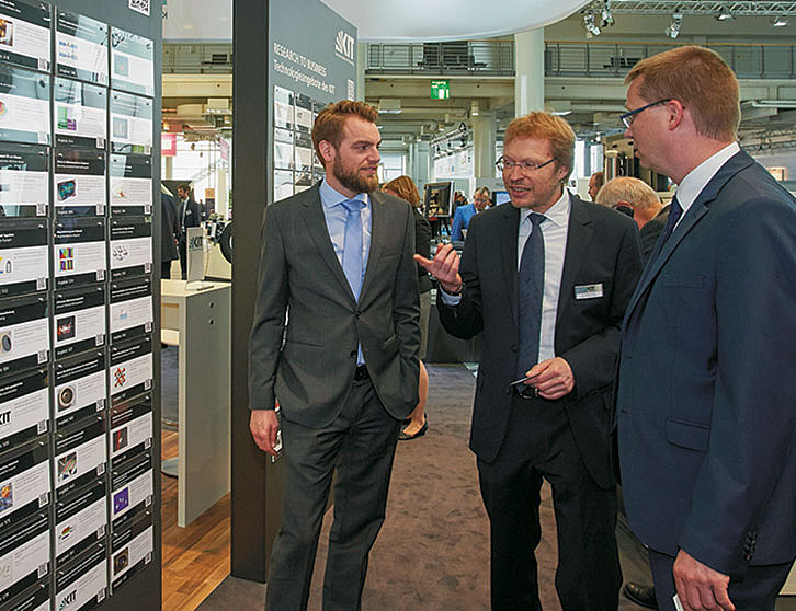 Dr. Rainer Körber (Mitte) knüpft auf der jährlichen Hannover Messe wichtige Kontakte zu potenziellen Industriepartnern. (Bild: KIT)